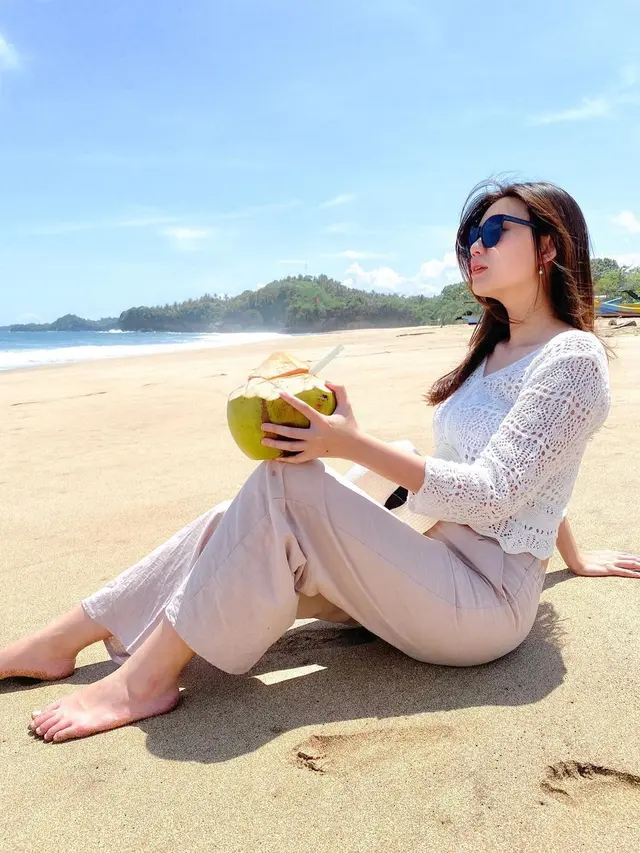 6 Potret Terbaru Hanna Sutiono Eks JKT48 Saat Liburan ke Pantai Ini Menawan