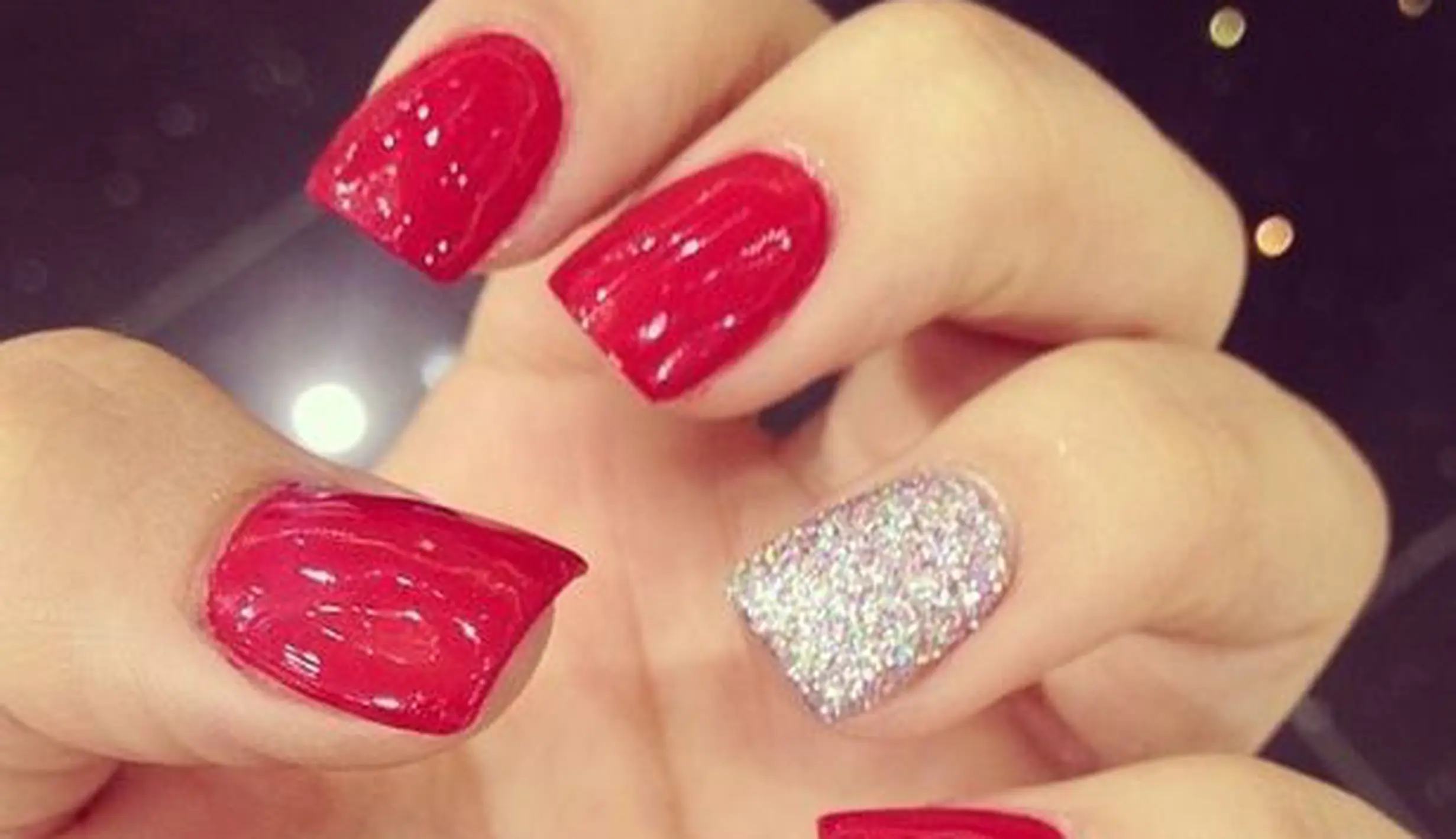 10 Nail Art Nuansa Merah Cantik & Elegan Berani Coba? Photo
