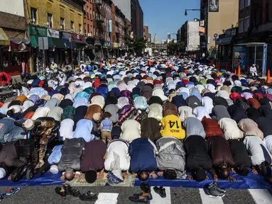 Umat muslim melaksanakan salat Idul Fitri di luar Masjid at-Taqwa, Brooklyn, New York City, Amerika Serikat, Selasa (4/6/2019). Ribuan umat muslim melaksanakan salat Idul Fitri di jalanan New York City. (Stephanie Keith/Getty Images North America/AFP)