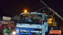 Citizen6, Ciledug: Truk bernopol B 9487 CW tersangkut pada tiang listrik yang langsung menimpa sebuah motor dan mobil. Para korban dilarikan ke RS terdekat sementara sopir truk melarikan diri. (Pengirim: Saepudin)