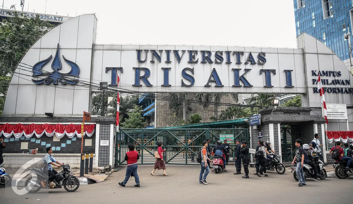 Suasana di sekitar gerbang pintu masuk Universitas Trisakti, Grogol, Jakarta, Rabu (24/8). Konflik yayasan dan otorita Trisakti berujung kegiatan perkuliahaan di kampus diliburkan hari ini. (Liputan6.com/Faizal Fanani)