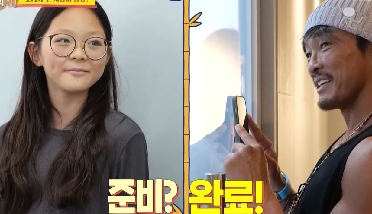 Sang ayah melihat aktivitas anaknya di sekolah dengan wajah yang sangat bangga. Dia juga mereka aktivitas sang putri tercinta. (Foto: YouTube/ KBS Entertain)