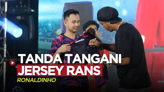 Berita video momen Ronaldinho membubuhkan tanda tangan di jersey terbaru RANS Nusantara FC, Jumat (24/6/2022) malam hari WIB.