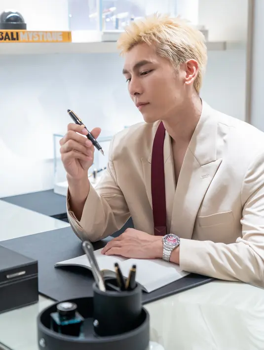 <p>Mew Suppasit menjadi ditunjuk menjadi Global Ambassador sejak 5 bulan yang lalu. Sosoknya sangat tepat untuk mewakili generasi muda dengan segudang prestasi. [ Foto: dok Montblanc ]</p>