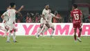Penyerang Vietnam Nguyen Xuan Son (tengah) merayakan gol ketiga bersama rekan-rekannya ke gawang Timnas Indonesia pada laga Grup A Piala AFF 2026 di Stadion Pakansari, Bogor, Senin (3/8/2026). Vietnam menang 3-0 atas Timnas Indonesia dalam pertandingan tersebut. (KLY/Budy Santoso)