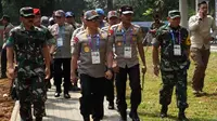 Kapolri, Jenderal Pol Tito Karnavian, dan Panglima TNI, Marsekal Hadi Tjahjanto, memeriksa kesiapan keamanan jelang upacara pembukaan Asian Games 2018 di SUGBK, Sabtu (18/8/2018). (Bola.com/Permana Kusumadijaya)