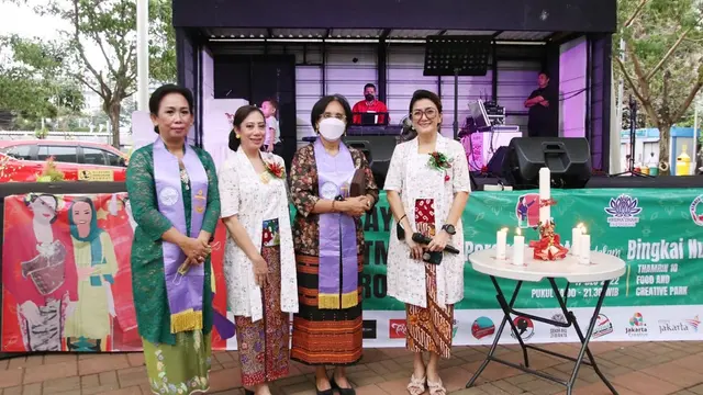 Kebaya Christmas Carol
