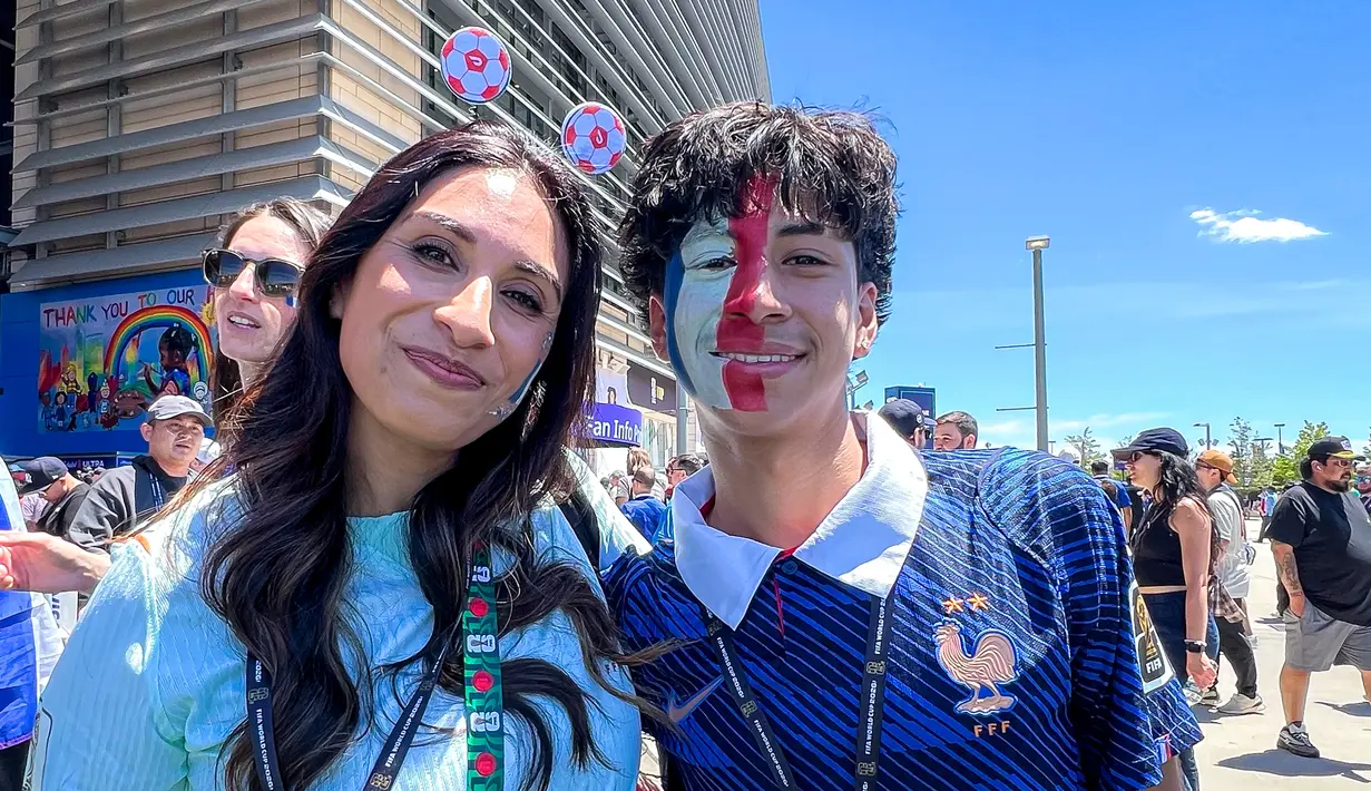 Cat warna wajah biru, putih, dan merah menjadi salah satu cara suporter Prancis menunjukkan dukungan mereka sebelum laga kontra Senegal pada Grup I Piala Dunia 2026 di MetLife Stadium, AS, Selasa (16/6/2026). (KLY Sports/Hery Kurniawan/Adv/Powerade)