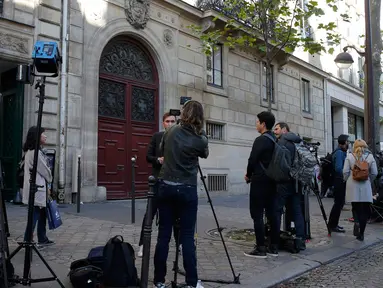 Sejumlah awak media meliput di depan Hotel Rue Tronchet pasca Kim Kardashian dirampok, Paris, Senin (3/10). Kim dilaporkan telah dirampok oleh 5 pria bersenjata yang menyelinap masuk ke kamarnya saat menginap di Hotel tersebut. (REUTERS/ Gonzalo Fuentes)