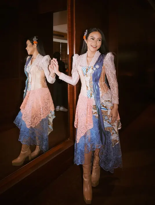 Yura Yunita menjadikan kebaya dan batik sebagai gaya khasnya saat manggung. Padu padan kebaya dan batiknya memberi impresi  stylish dan modern. [@yurayunita].