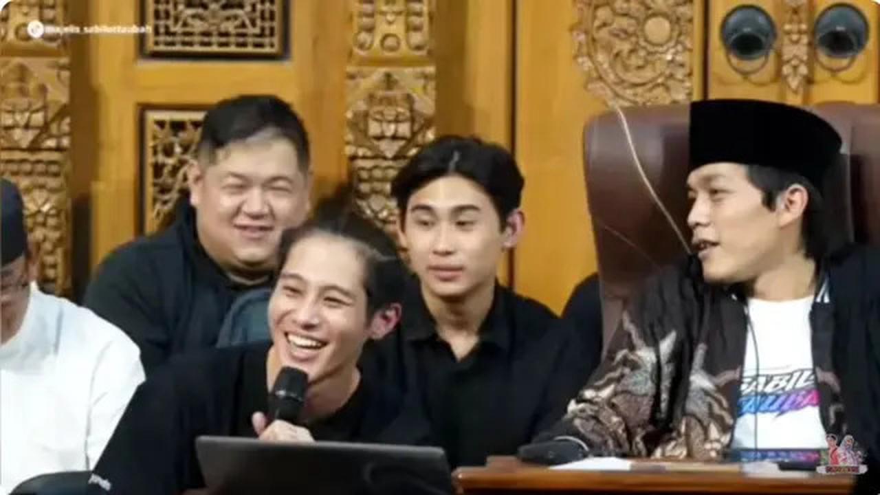 6 Potret DJ Panda Hadiri Pengajian Gus Iqdam, Momen Langka yang Curi Perhatian