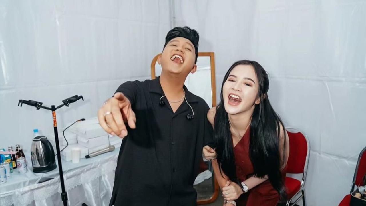 7 Potret Bella Bonita Temani Denny Caknan di Backstage, Bukti Kesetiaan yang Romantis
