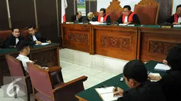 Hakim Ketua, Made Sutisna (keduakanan) membacakan putusan terhadap terdakwa Christopher Daniel Syarief di PN Jakarta Selatan, Kamis (27/8/2015). Christopher divonis hukuman 1 tahun 6 bulan denda 10 juta rupiah. (Liputan6.com/Helmi Fithriansyah)