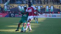 Duel pemain Persipura, Samassa Mahamadou (kanan), dengan pemain PSS, Ricky Kambuaya di Stadion Maguwoharjo, Kamis (19/9/2019). (Bola.com/Vincentius Atmaja)