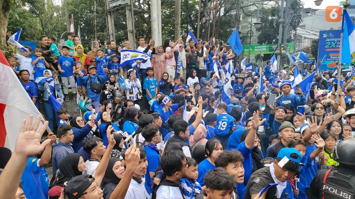 Bobotoh Berpesta di Gedung Sate, Persib Pamerkan Trofi Juara