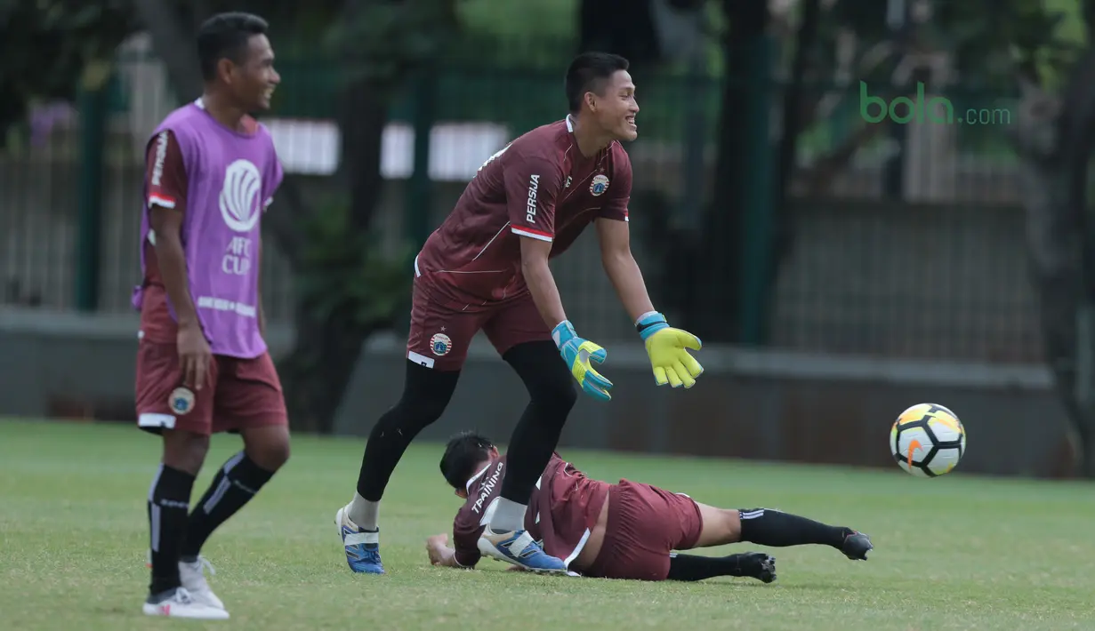 Pemain Persija Jakarta, Daryono (tengah) menjatuhkan rekannya saat sesi latihan jelang Piala AFC 2018 di Lapangan ABC, Senayan, Jakarta (27/2/2018). Persija melawan Tampines Rovers pada 28 Februari 2018. (Bola.com/Nick Hanoatubun)
