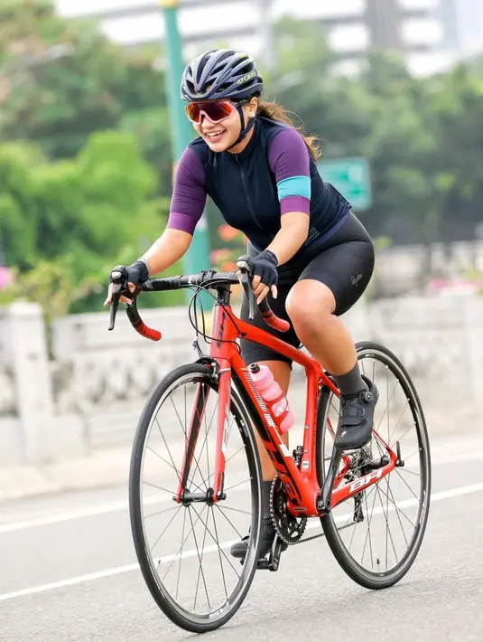 <p>Potret Amel Carla saat melakukan kegiatan bersepeda favoritnya. Selain olahraga sepeda, dirinya menekuni beberapa olahraga lain seperti lari dan golf. (Instagram/@amelcarla)</p>