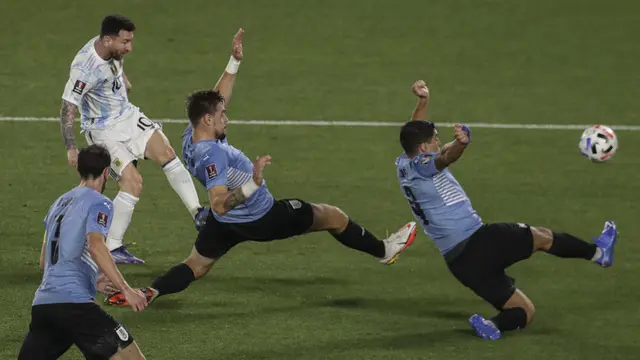 Foto: Lionel Messi Cetak Gol saat Argentina Melumat Uruguay dalam Kualifikasi Piala Dunia 2022