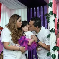 Putri pasangan Anang Hermansyah dan Ashanty, Arsy Addara Musicia Nurhermansyah baru saja merayakan ulang tahun ke-2 nya. Ultah berlangsung di Rumah Yatim kawasan Kemang dihadiri oleh para selebriti beserta anak-anaknya. (Nurwahyunan/Bintang.com)