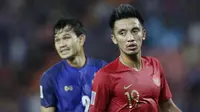 Gelandang Timnas Indonesia, Bayu Pradana, mengamati rekannya saat melawan Thailand pada laga Piala AFF 2018 di Stadion Rajamangala, Bangkok, Sabtu (17/11). Thailand menang 4-2 dari Indonesia. (Bola.com/M. Iqbal Ichsan)