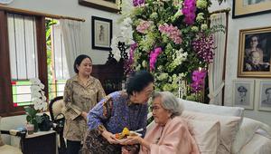 Presiden Kelima RI Megawati Soekarnoputri saat menghadiri perayaan ulang tahun ke-100 istri mantan Kapolri Jenderal (Purn) Hoegeng Iman Santoso, Meriyati Roeslani. (Dok. Istimewa)