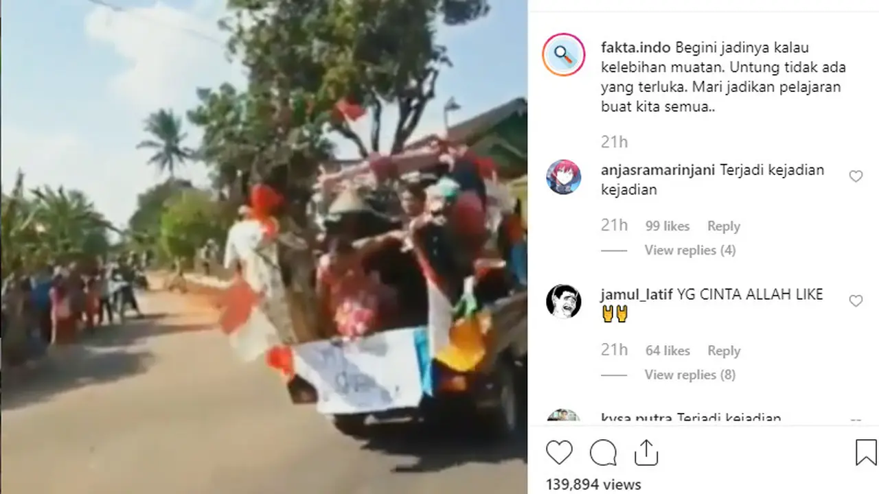 terlihat sebuah mobil pikap diisi banyak orang di bagian belakang