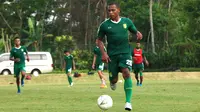 Frank Rikhard Sokoy saat mengikuti latihan bersama Persija Jakarta. (Bola.com/Aditya Wany)