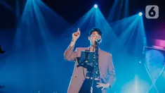 Penyanyi Ardhito Pramono beraksi pada Jakarta International BNI Java Jazz Festival 2020 di Jakarta, Sabtu (29/2/2020). Ardhito membawakan sejumlah lagu seperti Bila, Bitter Love, dan Fake Optics. (Liputan6.com/Faizal Fanani)