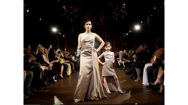 NEWS FLASH: Tak Miliki Tangan, Wanita Ini Tampil Percaya Diri di Atas Catwalk