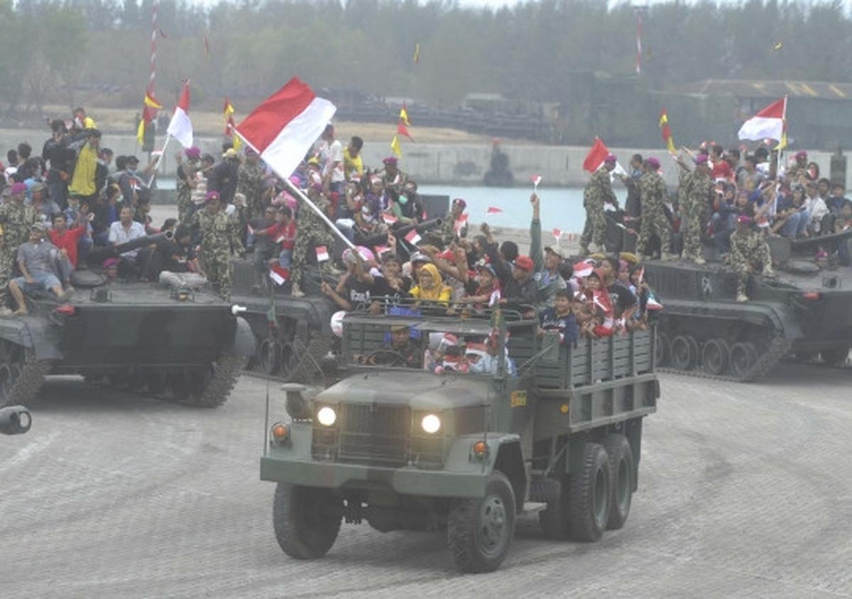 Antusiasme warga naik kendaraan kelas berat TNI