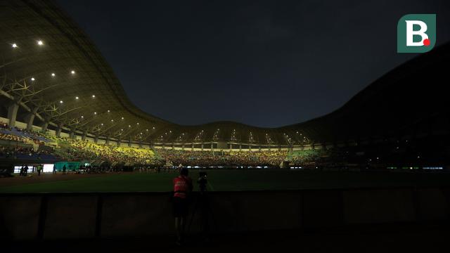 Foto: Suasana saat Lampu Stadion Padam, Pertandingan Persija Melawan Ratchaburi FC Terhenti