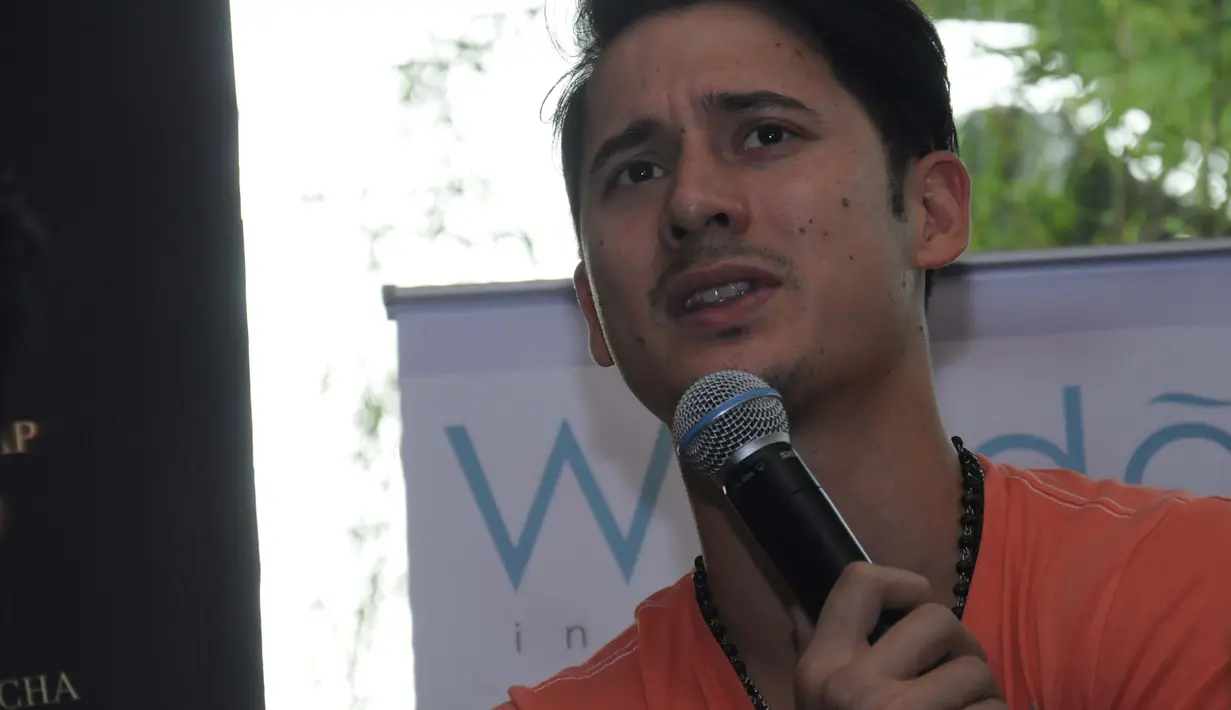 Nino Fernandez tampak memberikan pernyataannya terkait film terbaru yang tengah dibintanginya (Liputan6.com/Rini Suhartini).