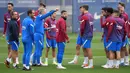 Pelatih interim Barcelona, Sergi Barjuan (kiri) berbicara dengan para pemain dan staf selama sesi latihan menjelang lanjutan Lga Spanyol melawan Deportivo Alaves di Barcelona, Kamis (29/10/2021). Latihan pertama Barcelona usai Ronald Koeman dipecat, dipimpin oleh Sergi Barjuan. (Josep LAGO/AFP)