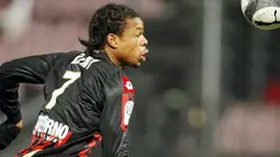 Aksi striker Nice, Loic Remy sedang mengejar bola di laga lanjutan Ligue 1 menghadapi Auxerre di Ray Stadium, Nice, 20 Januari 2010. AFP PHOTO / VALERY HACHE 