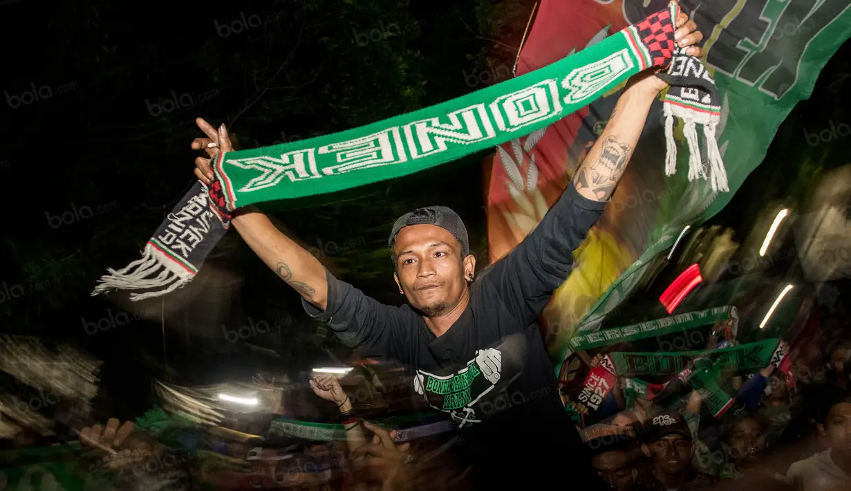 Kehadiran Bonek di Bandung mendapat sambutan hangat dari para suporter Persib Bandung, Bobotoh. (Bola.com/Vitalis Yogi Trisna)
