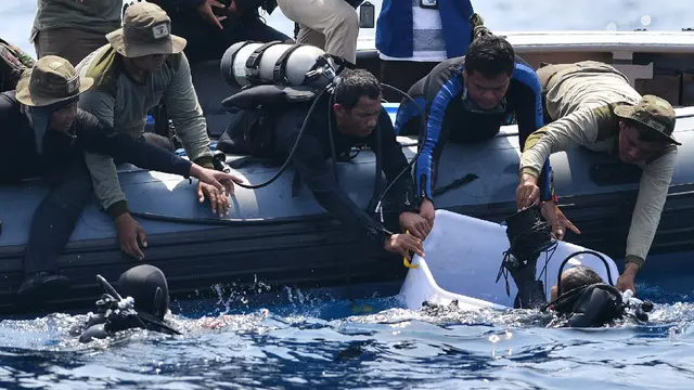 Detik-Detik Pengangkatan Black Box Lion Air JT 610 dari Dalam Laut