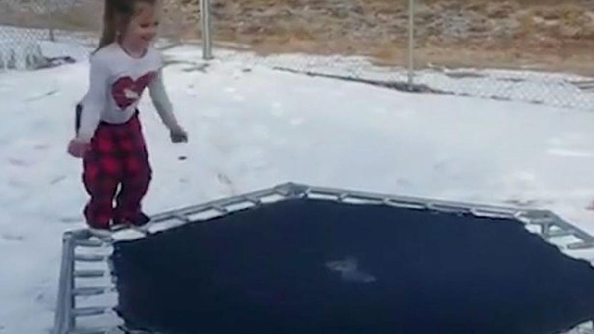 Karena Hal Tak Kasat Mata, Bocah Ini Terjatuh Saat Main Trampolin