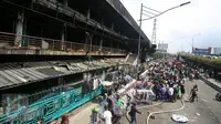 Suasana di luar pasar senen, Jakarta, Sabtu (21/1). Pasca kebakaran tidak membuat para pedangang putus asa, sebagian dri mereka ada yang tetap berjualan meskipun harua di bahu jalan. (Liputan6.com/Angga Yuniar)