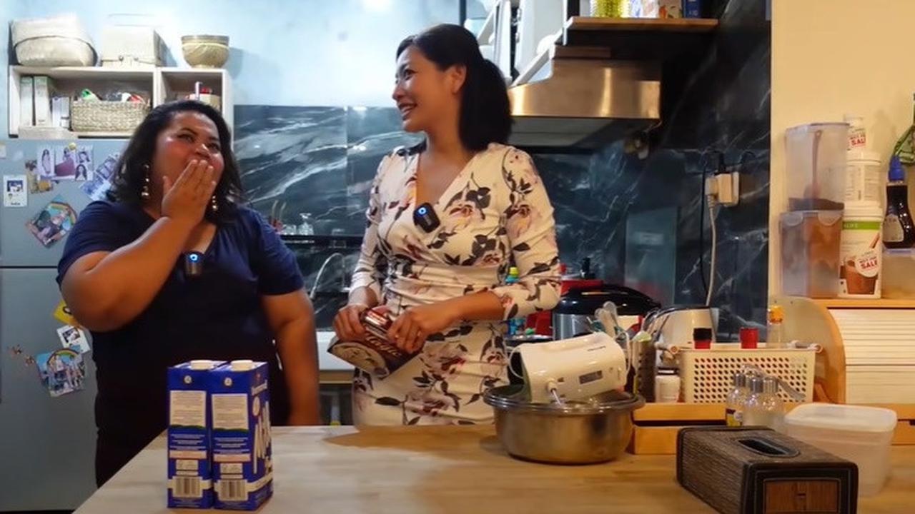 8 Potret Dapur Hesti Purwadinata yang Minimalis, Berkonsep Open Space - Gaya Rustic dengan Elemen Kayu