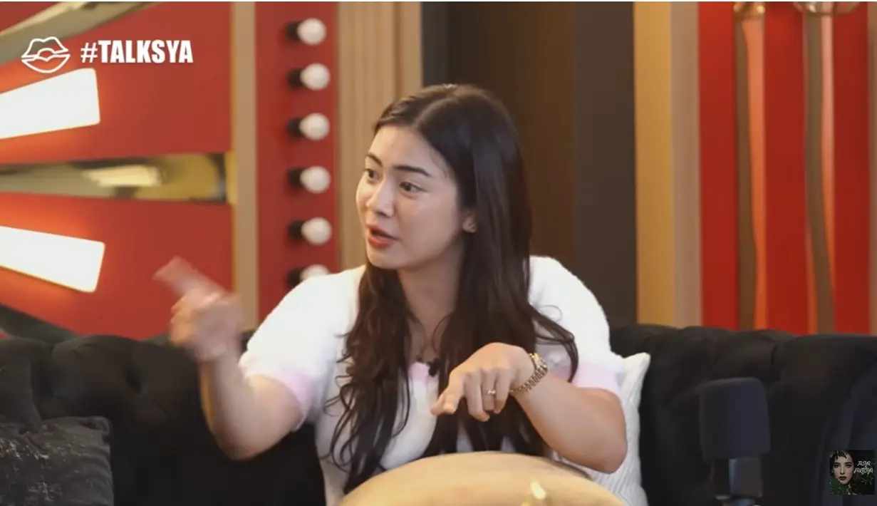 "Benar-benar kayak ya dia kan lagi syuting, karena aku juga punya lawan main kan, tapi kalau cowok itu lebih kayak di puja-puja Iya kan giliran aku tuh yang kayak Uh dasar," sabung Fely seperti dilansir dari kanal YouTube Tasya Farasya. [Youtube/tasya farasya]