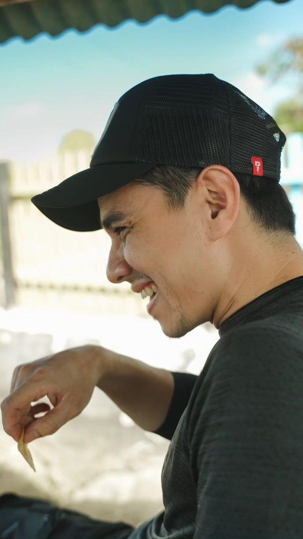 Ekspresi kebahagiaan begitu terlihat dari wajah Judika dan temannya.