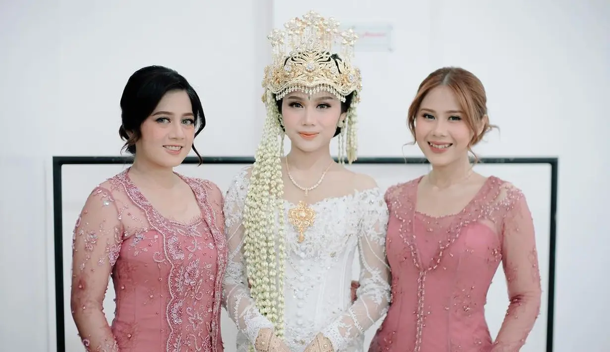 Riasan karya @nurulmakeup.artist ini tidak hanya melengkapi kebaya pink elegan yang dikenakan Nadin, tetapi juga memancarkan nuansa anggun dan feminin yang membuatnya semakin memukau. [@nurulmakeup.artist/@hairdombaran].