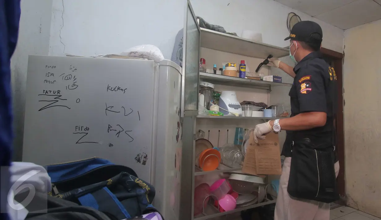 Polisi menggeledah rumah MA, terduga teroris Thamrin di Kampung Sanggrahan RT 02 RW 03, Kembangan, Jakbar, Jumat (15/1/2016). Polisi juga menggeledah rumah DI pelaku bom bunuh diri yang tidak jauh dari lokasi tempat tinggal MA. (Liputan6.com/Angga Yuniar)