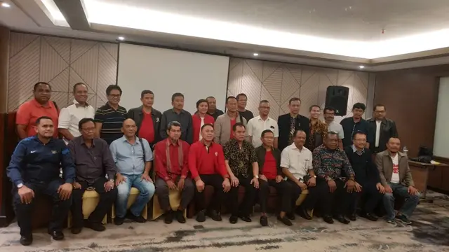 Diskusi Calon Ketua Umum PSSI M. Iriawan atau Iwan Bule dengan sejumlah perwakilan klub dan Asprov dari Indonesia TImur