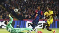 Kiper Barcelona, Wojciech Szczesny, melakukan penyelamatan dari ancaman yang dilakukan pemain Borussia Dortmund, Serhou Guirassy, dalam leg pertama perempat final Liga Champions 2024/2025 di Stadion Olimpic Lluis Companys, Kamis (10/4/2025) dini hari WIB. (AP Photo/Joan Monfort)