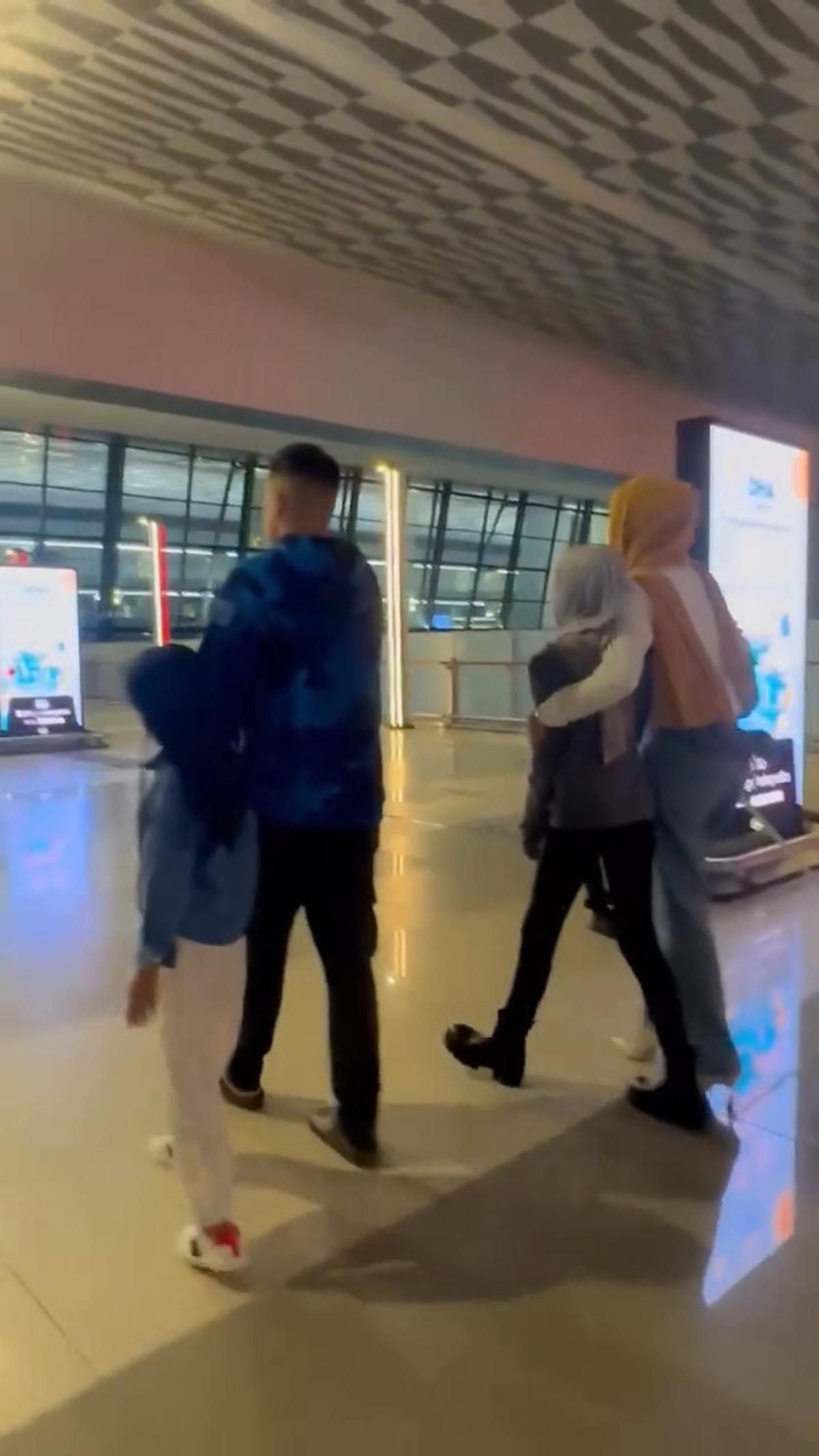 Momen Olla Ramlan dan Aufar Hutapea Antar Anak yang Akan Liburan ke Jepang