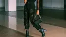 Gaya edgy dengan platform boots dan outfit see-throgh (Foto: Instagram @awkarin)