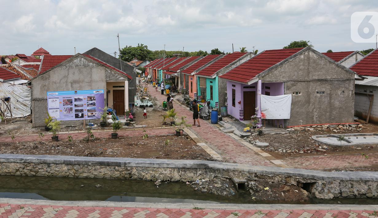 Pemukiman warga pesisir yang telah direnovasi di Desa Ketapang, Mauk, Kabupaten Tangerang (21/01/2022). Sejak tahun 2019 telah dilaksanakan pemberdayaan masyarakat, pemukiman layak huni, konservasi hutan mangrove, hingga pengembangan dan pelatihan ekonomi kreatif. (Liputan6.com/Fery Pradolo)