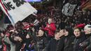 Suporter PSV memberikan dukungan kepada timnya saat laga leg 2 babak play off Liga Champions 2024/2025 melawan Juventus di Philips Stadion, Eindhoven, Belanda, Rabu (19/02/2025) waktu setempat. (AP Photo/Peter Dejong)