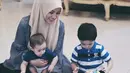Seperti saat mengajak anak-anaknya bermain di rumah, Alyssa tetap terlihat cantik mengenakan hijab dan busana bermotif garis-garisnya. Dengan wajah tersenyum, wanita yang akrab disapa Icha ini terus mendampinginya. (Instagram/ichasoebandono)